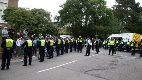 Un grupo de élite británico vigilará las redes para evitar 'quedadas' contra inmigrantes