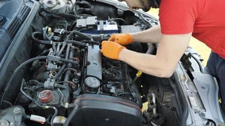 Vacanze in auto, dai liquidi al condizionatore: tutti i controlli da fare prima di partire