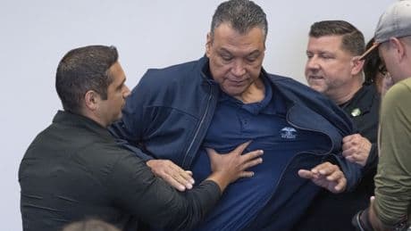 US-Senator Alex Padilla will Ministerin Kristi Noem eine Frage stellen und bekommt Handschellen
