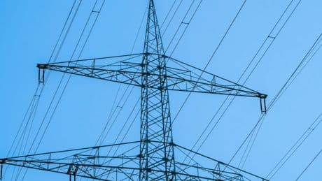 Iberdrola y Endesa ven &quot;insuficiente&quot; el apoyo a inversión en redes de la CNMC y piden más para evitar apagones