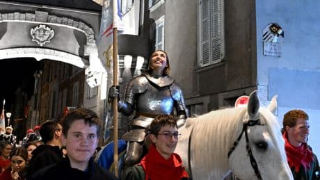« On lie notre vie à Jeanne d’Arc » : des Orléanaises dans l’armure de la sainte