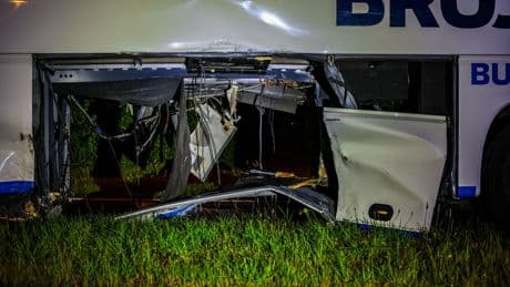 Auto botst op touringcar in Hengelo