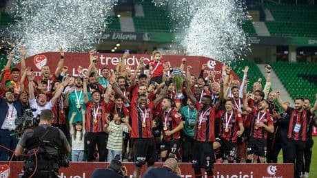 Süper Lig'e yükselen Fatih Karagümrük kupasına kavuştu