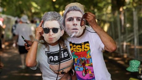 La Oasismanía y el 'britpop' conquistan el verano: una semana en el Mánchester de los Gallagher
