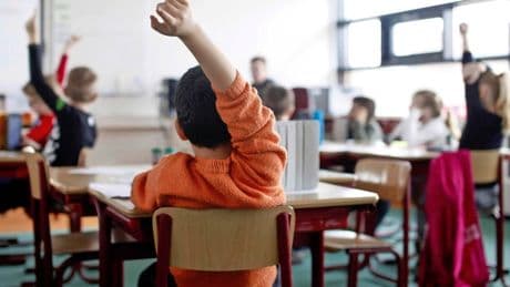 Ruim helft van de vaders geeft kind geld voor goede cijfers op school