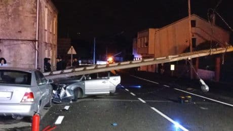 Un coche se empotra contra un poste de luz en Oleiros (A Coruña) y deja sin electricidad al barrio