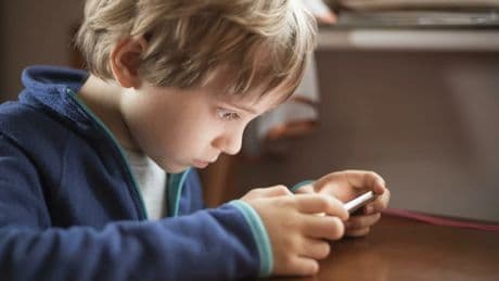 Kinder vor dem Bildschirm: Teuer erkaufte Ruhe