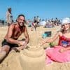 IN BEELD. Badgasten zoeken volop verkoeling aan strand van Oostende op één van heetste dagen van het jaar