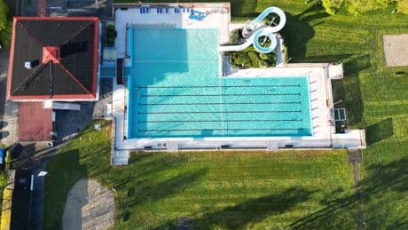 Landkreis Leer: Sechsjährige treibt leblos in Schwimmbecken