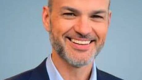 Kyle Staller, gastroenterólogo: "Una dieta rica en verduras, frutos secos y grasas saludables puede ayudar a prevenir el estreñimiento crónico en adultos"