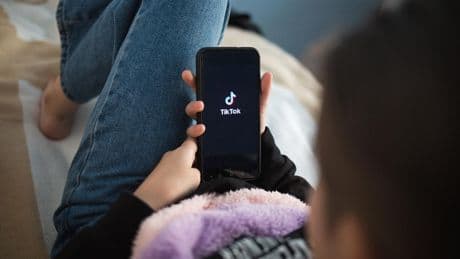 «Sortir nos enfants du piège algorithmique de TikTok» : le rapport parlementaire choc qui veut interdire les réseaux sociaux aux moins de 15 ans