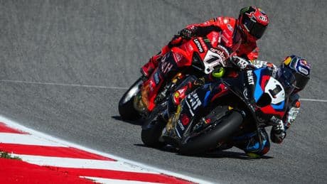 Toprak Razgatlioglu somete tres veces a Bulega y Bautista, en el podio