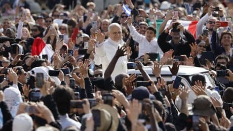 Amtseinführung von Papst Leo XIV.: Erste Fahrt im Papamobil