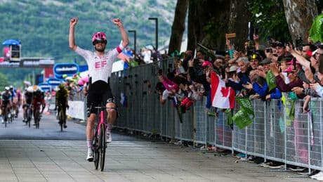 Giro d'Italia 2025, maxi caduta a Nova Gorica: vince Asgreen, Tiberi perde cinque posizioni, Ciccone prende 16 minuti