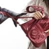 Kwetsbare vrouw (55) in rolstoel hardhandig beroofd van geld en pas: verdachte loopt later tegen de lamp