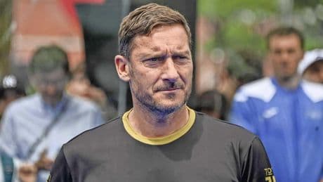 VIDEO Francesco Totti (48) maakt wereldgoal vanaf middenlijn in legendsduel