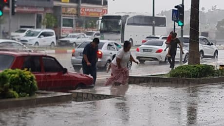 Fırtına 10 dakikada iki şehri birbirine kattı