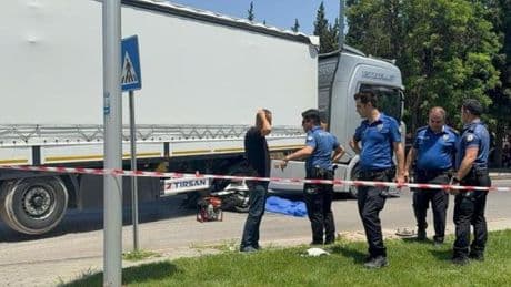 Gaziantep'te feci kaza: Tırın altında kalan motosikletteki 2 kişi hayatını kaybetti