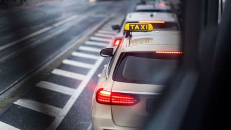 Gewaltverbrechen: Taxifahrer mit Messer verletzt - Verdächtiger gefasst