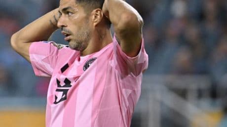 Luis Suarez'e tükürme olayı nedeniyle ceza!