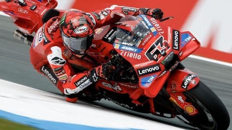 Bagnaia in pole a Brno, la prima in stagione. Marquez insegue ma scivola nel finale delle qualifiche