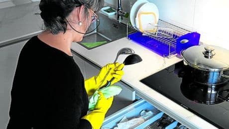 La falta de 'papeles' y los costes condenan al 30% de empleadas del hogar a la ilegalidad