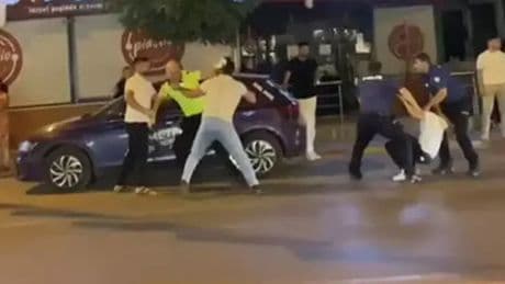 Ceza yazan polise saldırdılar... O anlar kamerada