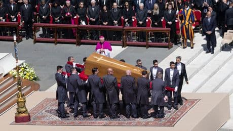 Funérailles du pape : notre récit du dernier voyage de François