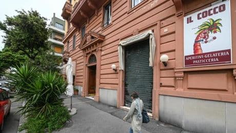 Il bar Cocco si arrende, serrande giù ad Albaro. “Un pezzo di storia della movida di Genova”