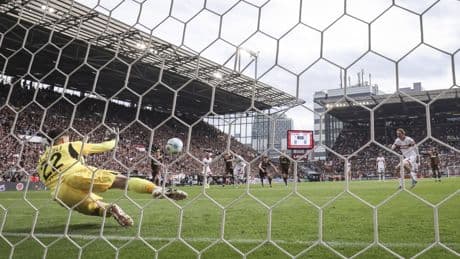St.-Pauli-Torhüter Nikola Vasilj: Der Unverzichtbare verliert die Contenance