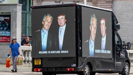 Afleiden, bagatelliseren, controleren: Donald Trump doet er alles aan Epstein-brand te blussen