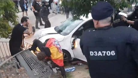 Trece heridos al perder el control un vehículo rodeado de aficionados en Cornellà-El Prat