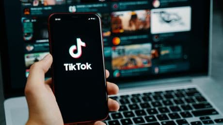 Bruselas amenaza a TikTok con una multa millonaria por infringir la ley digital