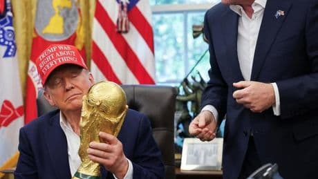 La curiosa imagen de Donald Trump levantando el trofeo del Mundial de fútbol