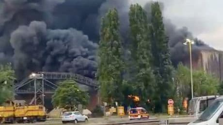 Brand im saarländischen Stahlwerk - Riesige Rauchwolke über der Dillinger Hütte