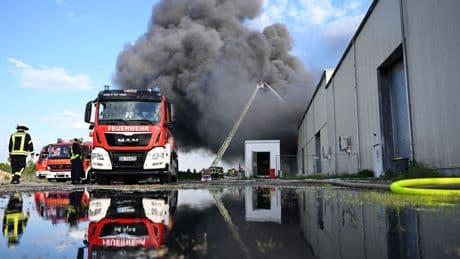 Swisttal: Riesige Rauchsäule: Lagerhalle mit Müll brennt bei Bonn