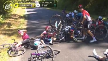 Tour de France : en vidéo, la terrible chute collective à 6 kilomètres de l’arrivée à Mûr-de-Bretagne