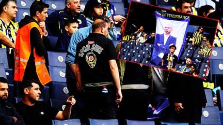 Fenerbahçe tribünlerinde istifa sesleri! İsmail Kartal posteri kaldırıldı