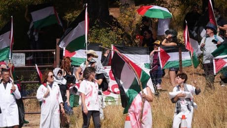 Los manifestantes propalestinos cortan la carretera a falta de 19 kilómetros e interrumpen peligrosamente al pelotón de favoritos de la Vuelta