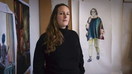 La Dame qui colle orne les rues des silhouettes des survivantes des violences conjugales