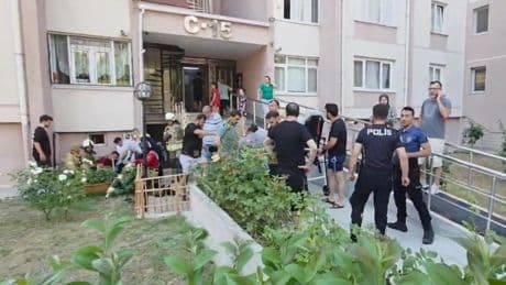 Beylikdüzü'nde 15 katlı bina tahliye edildi: 5 kişi zehirlenme şüphesiyle hastaneye kaldırıldı