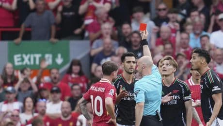 Mikel Merino evita la derrota del Arsenal contra el Liverpool y después ve la roja