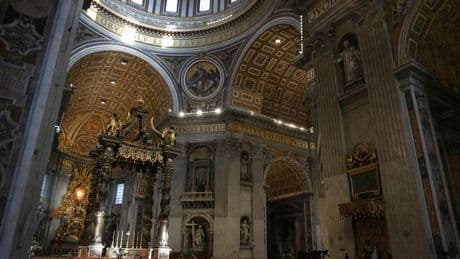 Vatikan: Live: Leichnam von Papst Franziskus wird in den Petersdom gebracht
