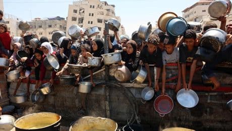 LIVE | Landen droppen tientallen pallets met hulpgoederen boven Gaza