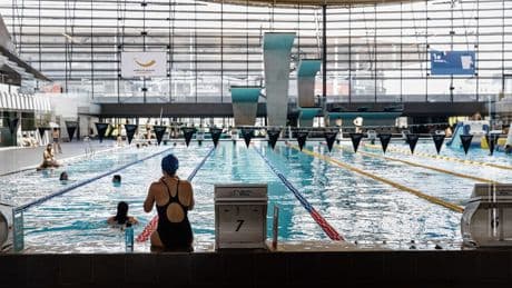 Het olympische zwembad in Saint-Denis is er voor topsport en om meer kinderen te leren zwemmen