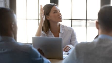 Vorgetäuschte Geschäftigkeit: So vergiftet "Fauxductivity" den Team-Spirit im Büro
