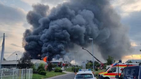 Feuerwehreinsatz: Großbrand mit Millionenschaden - Gasflaschen explodieren