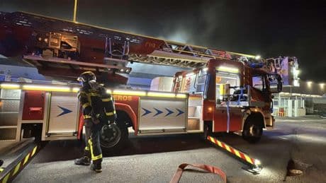 Doce dotaciones de bomberos extinguen un incendio en un tráiler con mercancías peligrosas