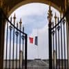 Drapeaux en berne après la mort du pape François : la décision ne plaît pas à tout le monde