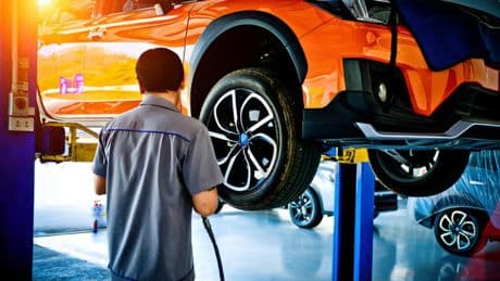 La OCU avisa: el requisito imprescindible y desconocido del conductor en España antes de comprar un coche
